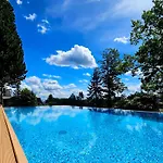 Pine Point With Shared Pools, Jacuzzi, Sauna & Gym *