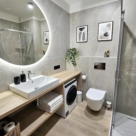 아파트 Pine Point With Shared Pools, Jacuzzi, Sauna & Gym 스클라르스카포렘바