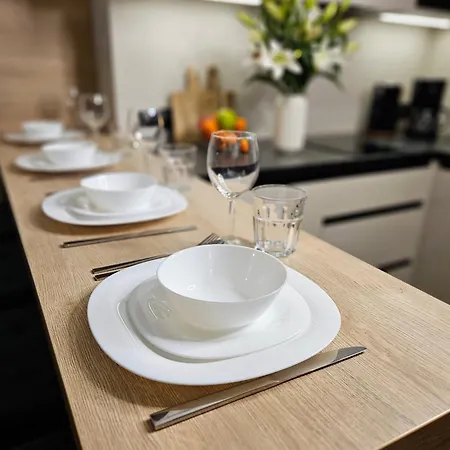 Pine Point With Shared Pools, Jacuzzi, Sauna & Gym 아파트