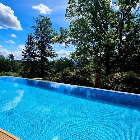 아파트 Pine Point With Shared Pools, Jacuzzi, Sauna & Gym