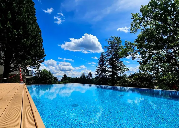 Pine Point With Shared Pools, Jacuzzi, Sauna & Gym *