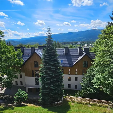 Pine Point With Shared Pools, Jacuzzi, Sauna & Gym Apartment